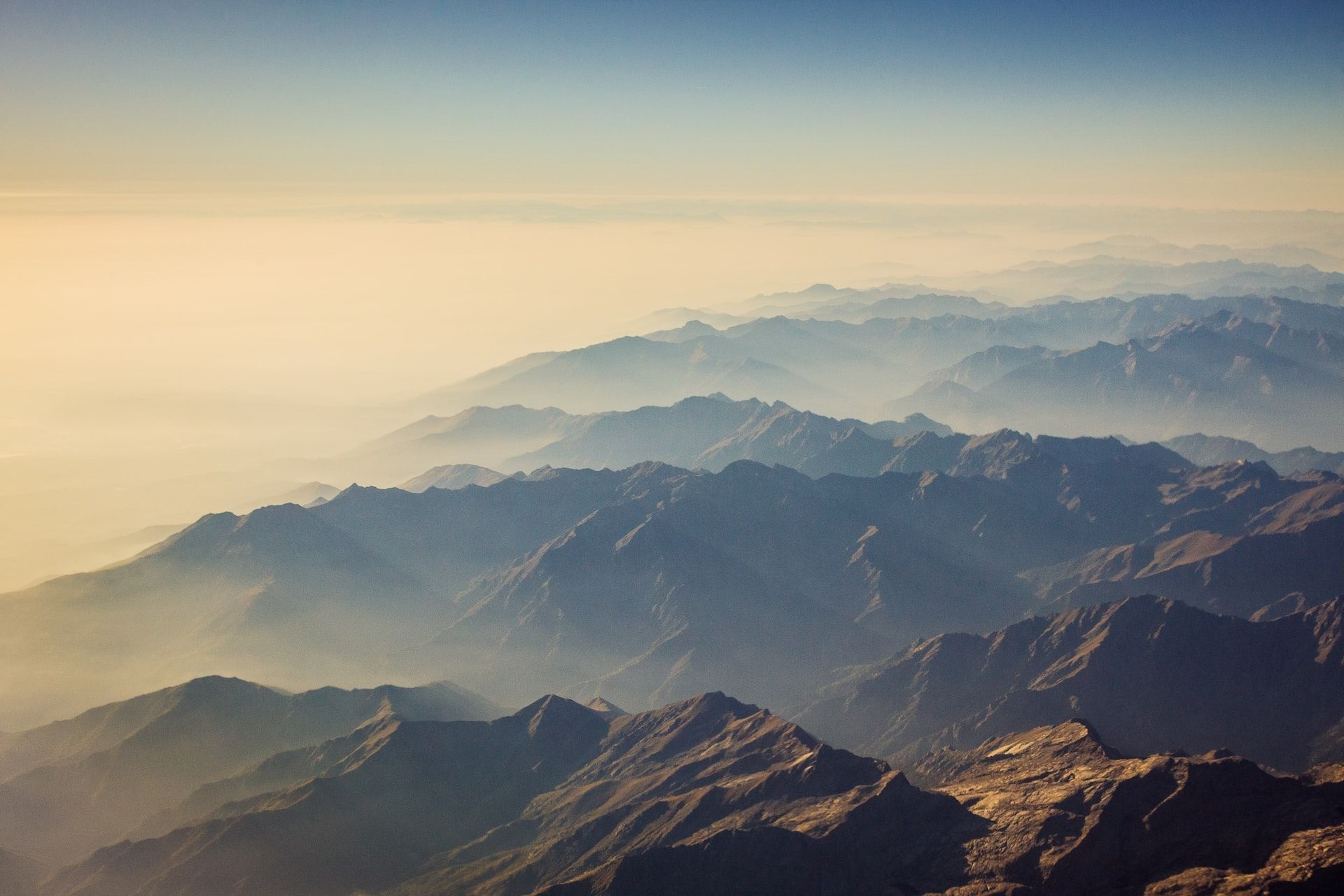 Berge über dem Wolkenhimmel.